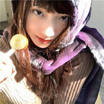她背后的那双手